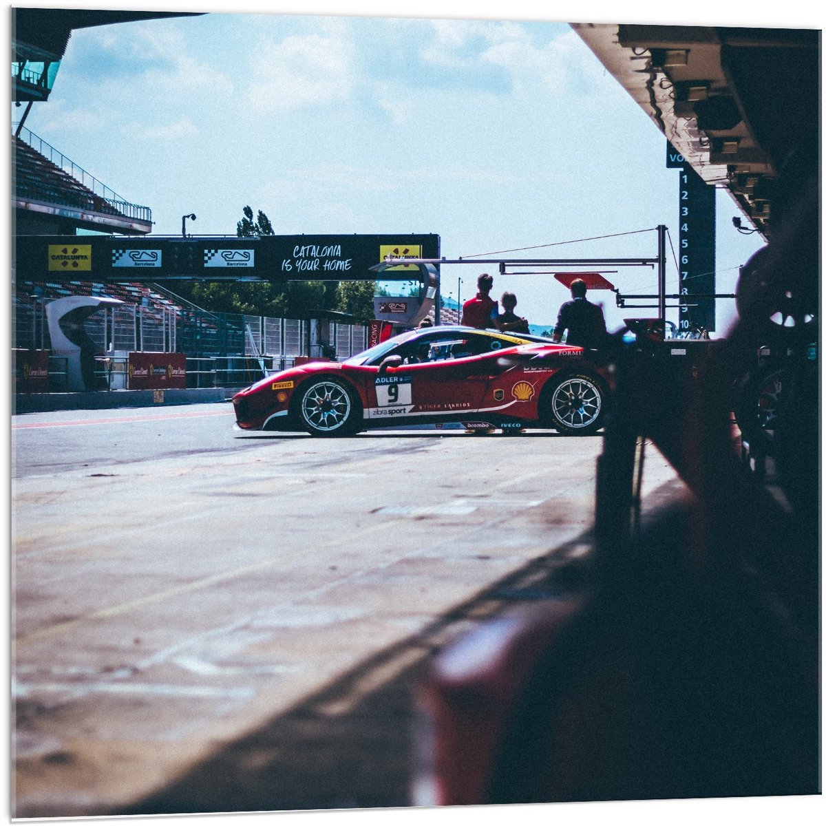 KuijsFotoprint Acrylglas - Rode Auto op Racebaan - 100x100cm Foto op Acrylglas (Met Ophangsysteem) Rood