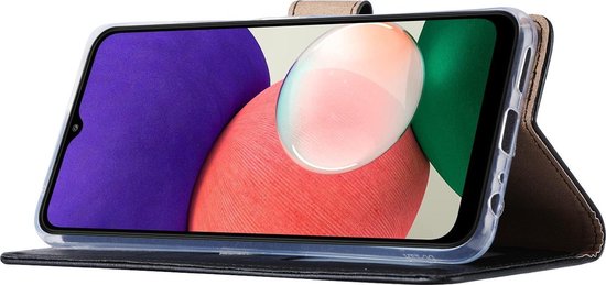Zwarte boekhoes staand met Samsung Galaxy A22 erin. De telefoon toont een kleurrijke achtergrond.