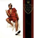 Bruno Mars zit op een gouden stoel, draagt een gestreepte rode outfit en witte sneakers. Het album "24K Magic" staat rechts.
