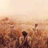 Trois hommes avec des cordes autour de la taille, debout dans un champ d'herbes sèches et de feuilles d'automne.