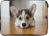 Laptophoes 14 inch - Corgi puppy op de vloer - Laptop sleeve - Binnenmaat 34x23,5 cm - Zwarte achterkant