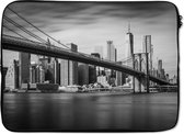 Laptophoes 13 inch 34x24 cm - New York Luxurydeco - Macbook & Laptop sleeve Brooklyn Brug en de skyline van New York in zwart-wit - Laptop hoes met foto
