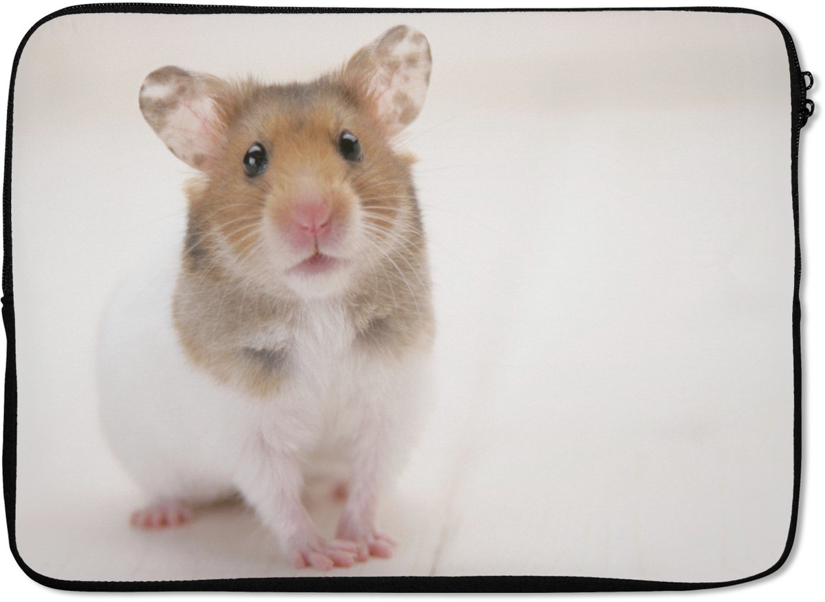 Laptophoes 14 inch - Staande bruin-witte hamster - Laptop sleeve - Binnenmaat 33x23 cm - Zwarte achterkant