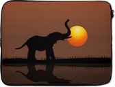 Laptophoes 15 inch 38x29 cm - Olifant zonsondergang illustratie - Macbook & Laptop sleeve Een vector illustratie van een olifant bij zonsondergang - Laptop hoes met foto