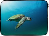 Laptophoes 13 inch - Een groene schildpad met zonnestralen langs zich - Laptop sleeve - Binnenmaat 32x22,5 cm - Zwarte achterkant