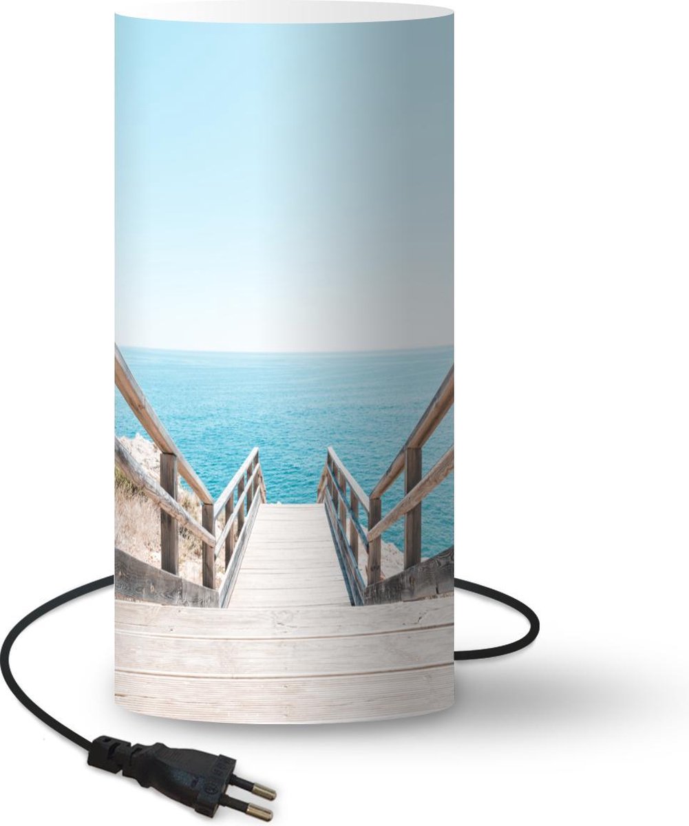 Lamp - Nachtlampje - Tafellamp slaapkamer - Zee - Trap - Portugal - 33 cm hoog - Ø15.9 cm - Inclusief LED lamp