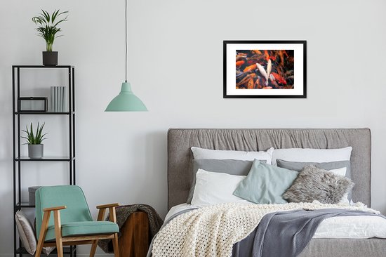 Photo dans le cadre - Un étang avec des carpes koi d'en haut Cadre photo noir avec passe-partout blanc 60x40 cm - Affiche sous cadre (Décoration murale salon / chambre)