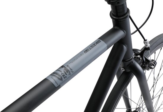 Detail van het frame van een zwarte singlespeed fiets met een grijs logo.