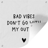 Tuindoek Engelse quote "Bad vibes don't go with my outfit" met een hartje tegen een zwarte achtergrond - 100x100 cm