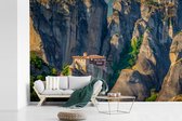 Behang - Fotobehang De Meteora kloosters midden in de bergen van Griekenland - Breedte 330 cm x hoogte 220 cm