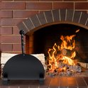 Zwarte metalen haardplank met gedraaide handgreep, naast houtblokken voor een brandende open haard.