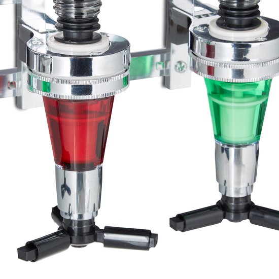 Close-up van rode en groene drankdispensers met chromen accenten en zwarte hendels.