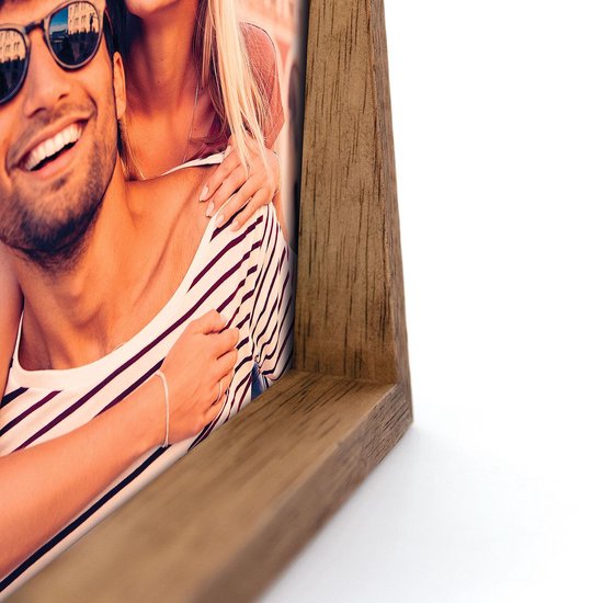 Bruine houten fotolijst met lachende man met zonnebril en vrouw.