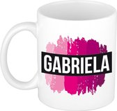 Gabriela  naam cadeau mok / beker met roze verfstrepen - Cadeau collega/ moederdag/ verjaardag of als persoonlijke mok werknemers