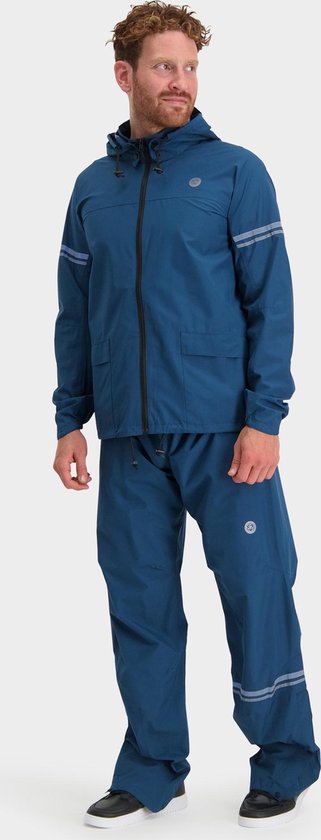Man in een blauw regenpak met jas en broek, staande pose.