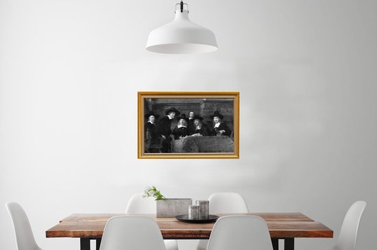 Een groep mannen in klederdracht met hoeden staat rond een tafel, ingelijst in een gouden lijst.