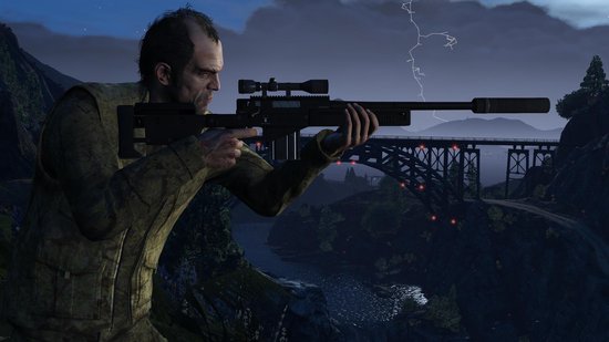 Man met een snipergeweer kijkt naar de horizon, met een brug en bliksem op de achtergrond.