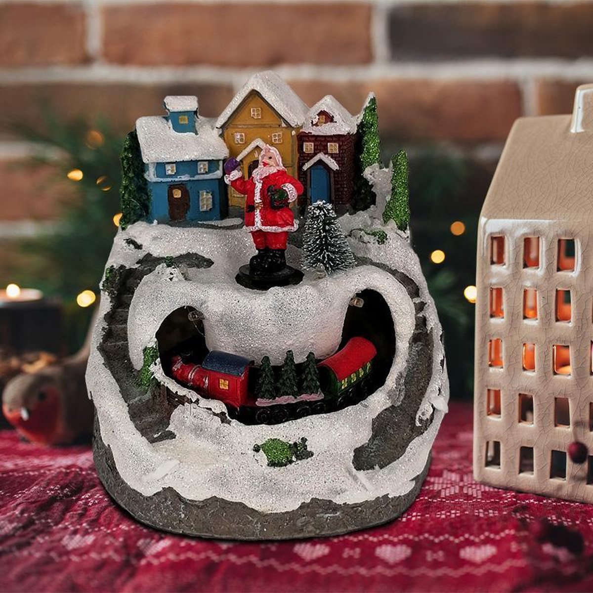 Village de Noël, Sapin et Père Noël sur Escalier, Petit Train tournant, h  21,5 cm, mélodies de Noël