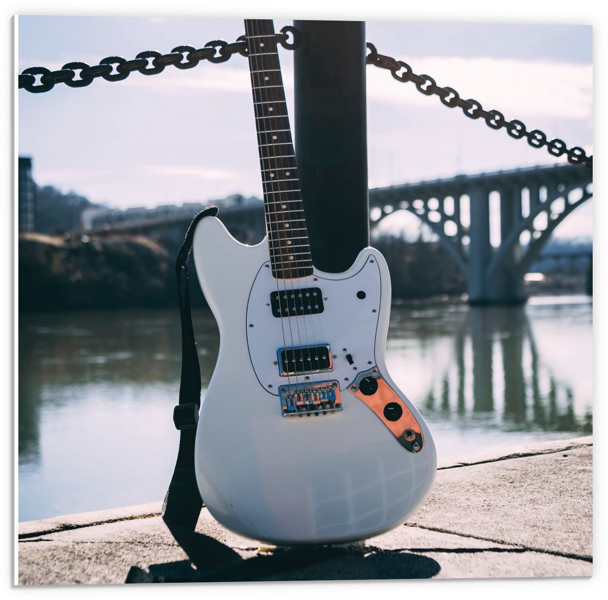 Forex - Witte Gitaar voor Brug - 50x50cm Foto op Forex