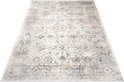 Un tapis gris clair avec un motif oriental vintage délavé et une bordure grise.