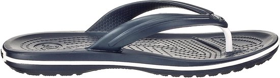 Donkerblauwe Crocs flipflop met witte strepen op de zoolrand. De bandjes zijn donkerblauw met een witte tussenruimte.