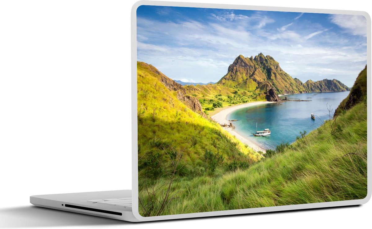 Afbeelding van product SleevesAndCases  Laptop sticker - 15.6 inch - Bergen aan de natuurlijke baai op Komodo eiland Indonesië