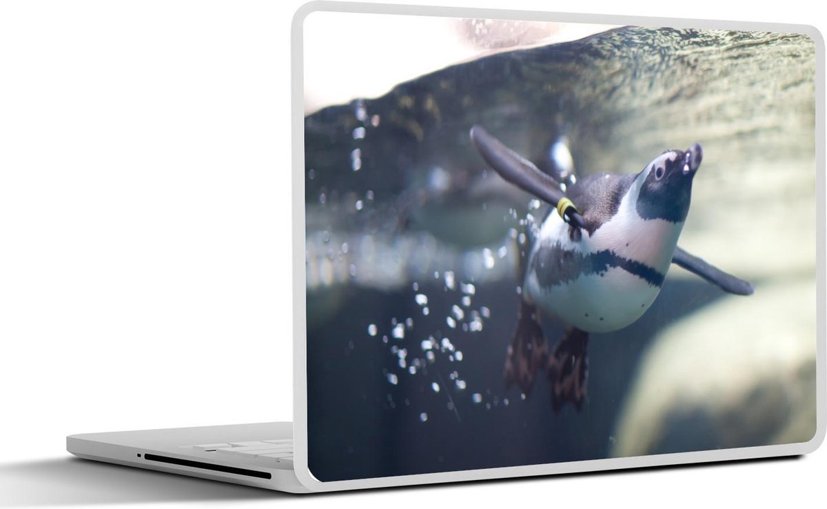 Afbeelding van product SleevesAndCases  Laptop sticker - 14 inch - Een Zwartvoetpinguïn zwemt onderwater