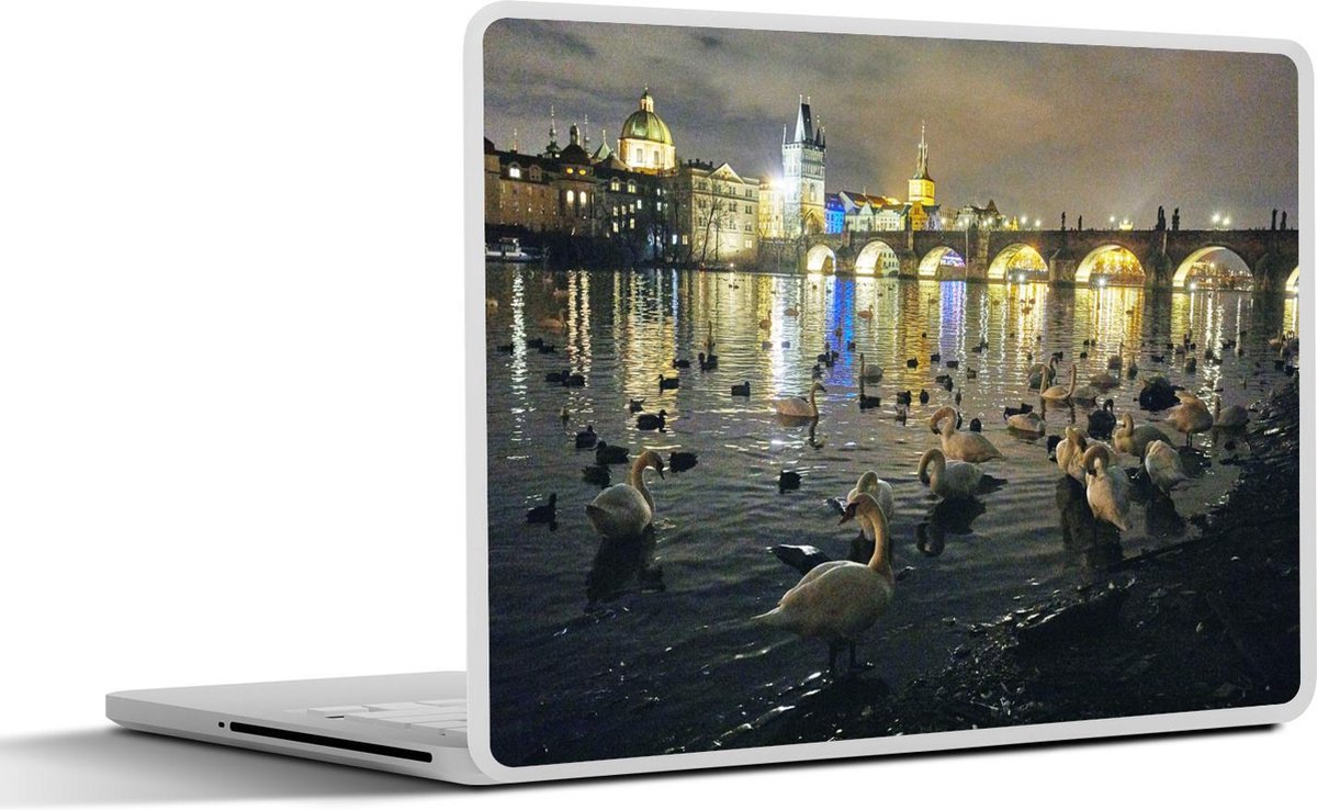 Afbeelding van product SleevesAndCases  Laptop sticker - 13.3 inch - Watervogels in de Moldau in de nacht met uitzicht op de Karelsbrug in Praag
