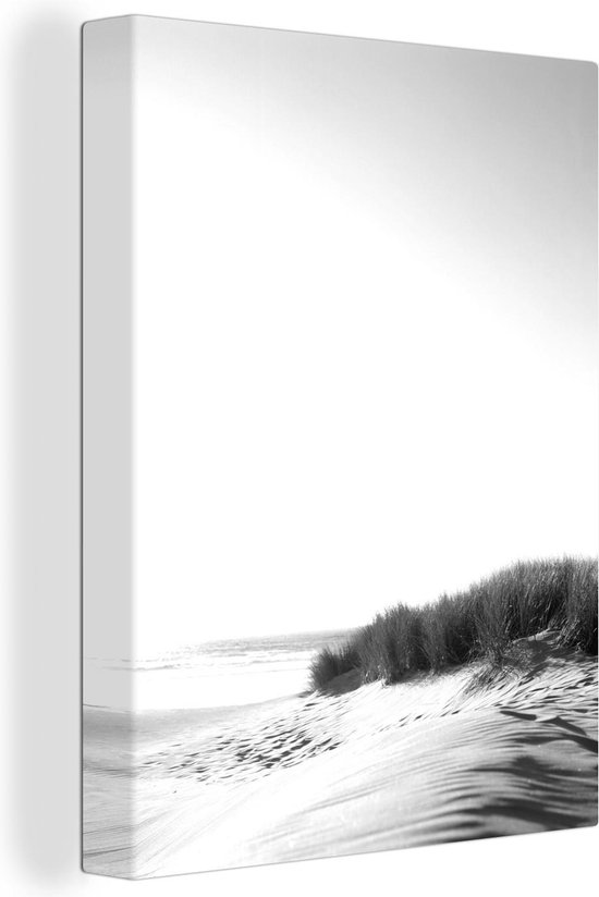 Canvas Schilderij Een heldere lucht boven duinen - zwart wit - 90x120 cm - Wanddecoratie