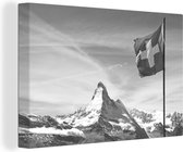 Canvas Schilderij Zwitserse Vlag bij Matterhorn in Zwitserland - zwart wit - 120x80 cm - Wanddecoratie