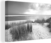 Canvas Schilderij Duinen met strandgras voor de Noordzee - zwart wit - 120x80 cm - Wanddecoratie