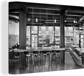 Canvas Schilderij Restaurant met een industrieel interieur - zwart wit - 80x60 cm - Wanddecoratie