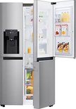 Zilverkleurige LG Amerikaanse koelkast, deuren open, gevuld met diverse dranken en voedsel.