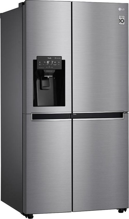 Zilverkleurige LG Amerikaanse koelkast met vier deuren, waterdispenser en digitaal display.