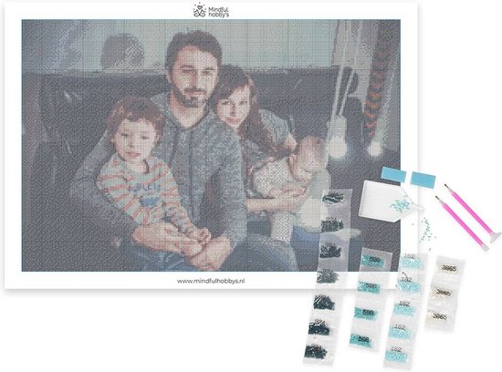 Une peinture diamantée d'une famille de quatre personnes, avec les diamants et outils correspondants.