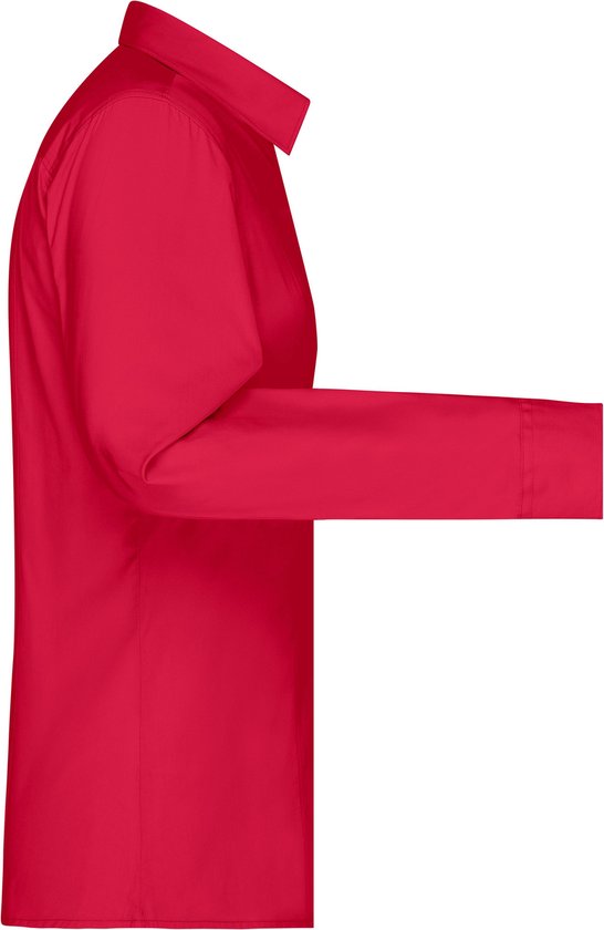 Rode blouse met lange mouwen, staand van profiel.