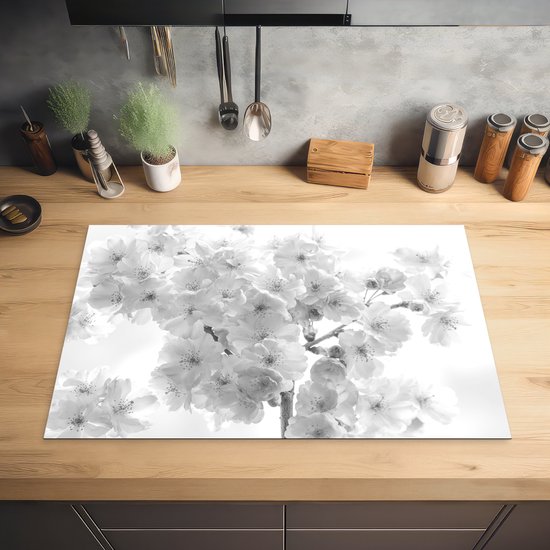 KitchenYeah® Inductie beschermer 80x52 cm - Close-up van de bloesem van een kersenboom - zwart wit - Kookplaataccessoires - Afdekplaat voor kookplaat - Inductiebeschermer - Inductiemat - Inductieplaat mat