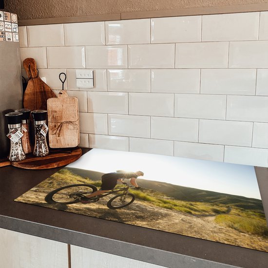 KitchenYeah® Inductie beschermer 77x51 cm - Met de mountainbike over de onverharde weg - Kookplaataccessoires - Afdekplaat voor kookplaat - Inductiebeschermer - Inductiemat - Inductieplaat mat