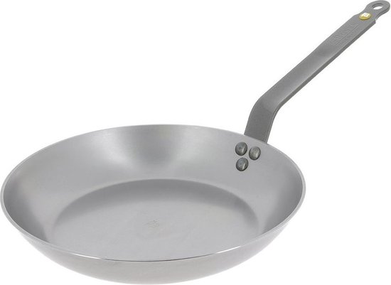 Zilveren koekenpan met een lange, licht gebogen metalen steel. De steel is bevestigd met drie klinknagels.
