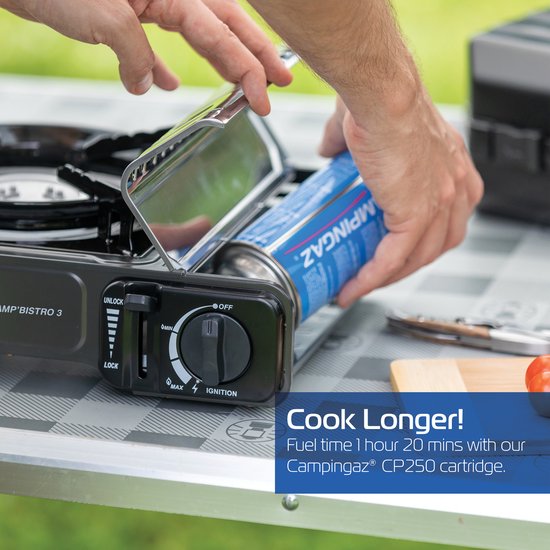 Handen plaatsen gascartridge in Camp Bistro 3 gastoestel, met tekst 'Cook Longer!'.