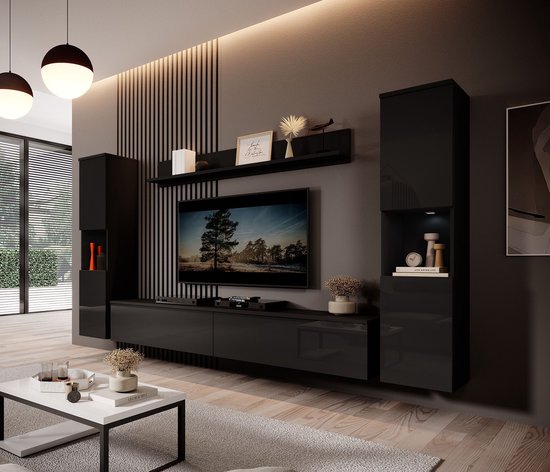 Zwart glanzend wandmeubel met tv, twee hoge kasten, tv-meubel en zwevende plank in een woonkamer.