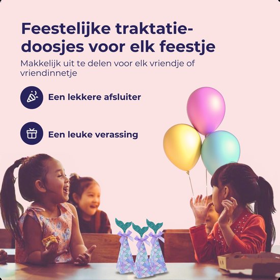 Kinderen op een feestje met zeemeerminnen traktatiedoosjes, ballonnen en borden.