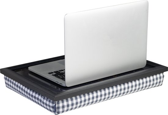 Zwart dienblad met een blauw-wit geblokt kussen, met een laptop erop.