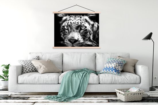 Posterhanger incl. Poster 120x90 cm - Schoolplaat - Close-up Perzisch luipaard tegen zwarte achtergrond in zwart-wit - Textielposter - Blanke latten