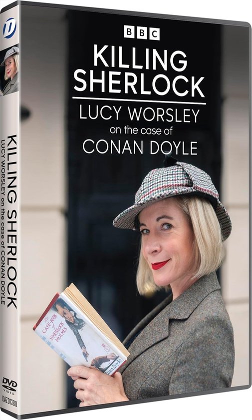 Lucy Worsley met een petje en een jasje, met een boek van Sherlock Holmes in haar hand.