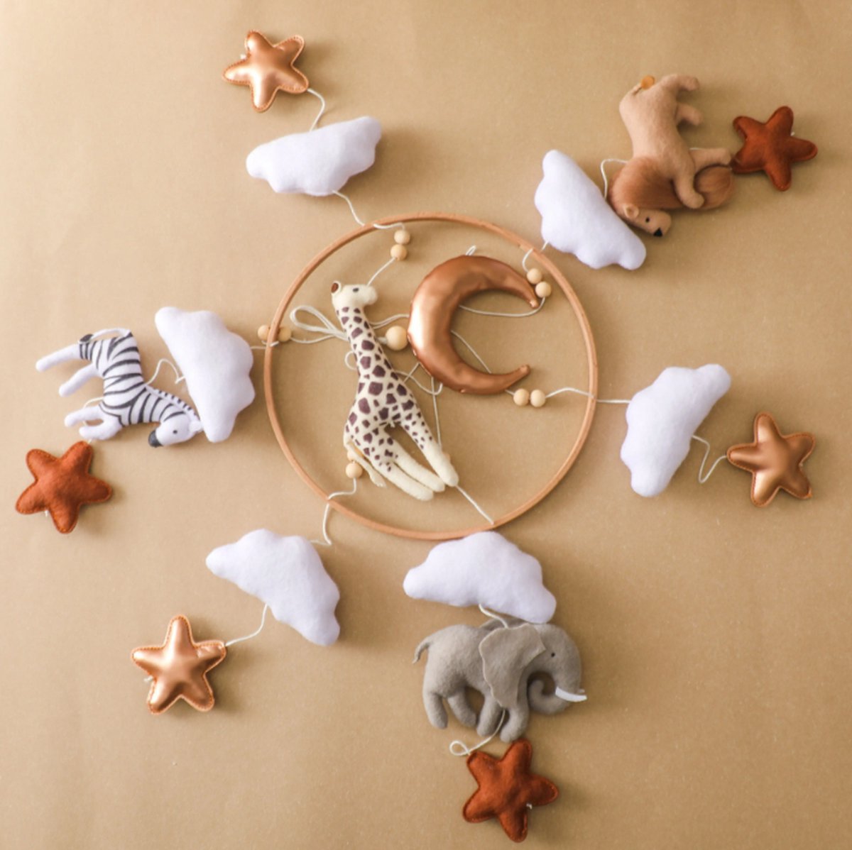 Joymaxx® Mobiel Baby Dieren Safari - Boxmobiel Vilt/Hout Handgemaakt - Babykamer Decoratie Neutrale Kleur- Muziekmobiel-Kraamcadeau - Babyshower Cadeau – foto 8