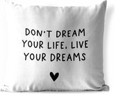 Buitenkussen Weerbestendig - Engelse quote "Don't dream your life, live your dreams" met een hartje tegen een witte achtergrond - 50x50 cm
