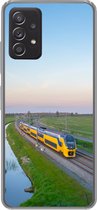 Geschikt voor Samsung Galaxy A53 5G hoesje - Een trein rijdt door een landschap - Siliconen Telefoonhoesje