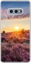 Geschikt voor Samsung Galaxy S10e hoesje - Bloeiende heide tijdens zonsondergang in Nederland - Siliconen Telefoonhoesje