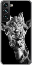 Geschikt voor Samsung Galaxy S22 Plus hoesje - Giraffe tegen zwarte achtergrond in zwart-wit - Siliconen Telefoonhoesje